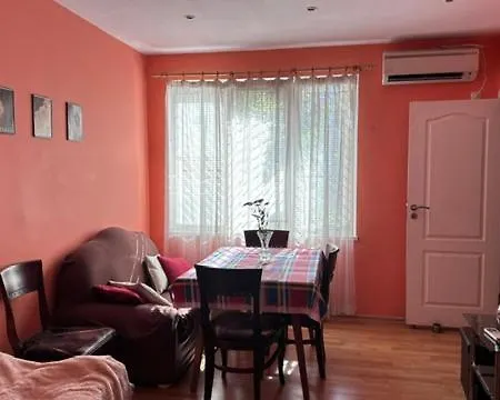 Spacious With Private Yard Access Apartamento Pernik