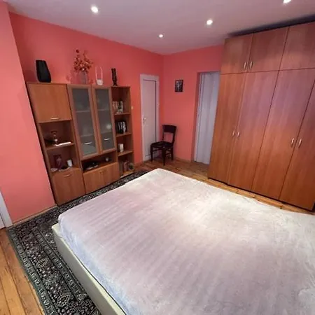 Apartamento City Center 2-Bedroom House With Yard & Parking Pernik