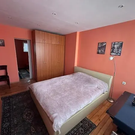 Apartamento City Center 2-Bedroom House With Yard & Parking Pernik