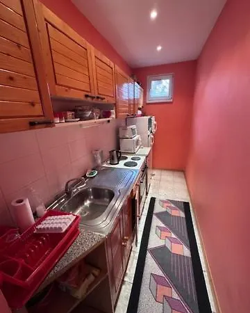Apartamento City Center 2-Bedroom House With Yard & Parking *