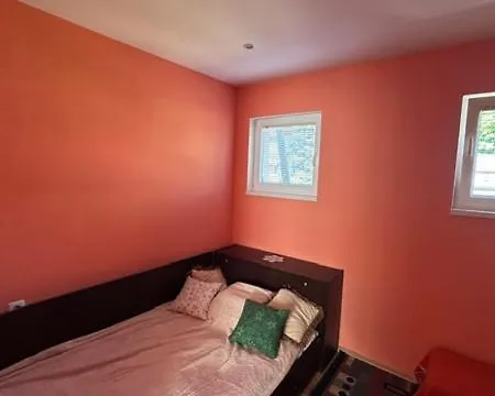 City Center 2-Bedroom House With Yard & Parking *